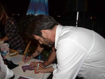 Giacomo Gensini e Federico Zampaglione firmano le copie di ''Dove tutto è a metà'' (Mondadori)