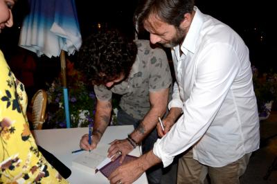 Giacomo Gensini e Federico Zampaglione firmano le copie di ''Dove tutto è a metà'' (Mondadori)
