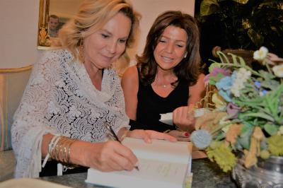 Rosanna Lambertucci firma le copie del suo libro ''La dieta per vivere 100 anni'' (Mondadori)