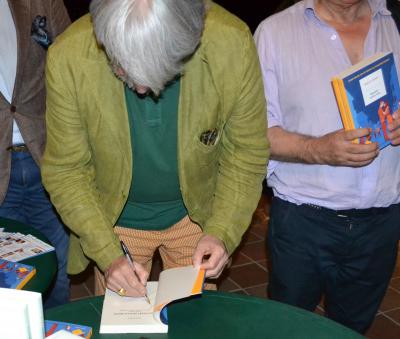 Paolo Crepet firma le copie del suo libro ''Baciami senza rete'' (Mondadori)